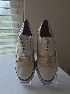 Chiara Luciani Women's Cream and Gold Metallic Wingtip Oxfords Size 8 (39)